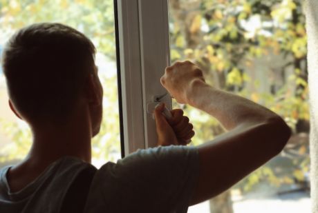 Serwisant naprawiający klamkę w oknie